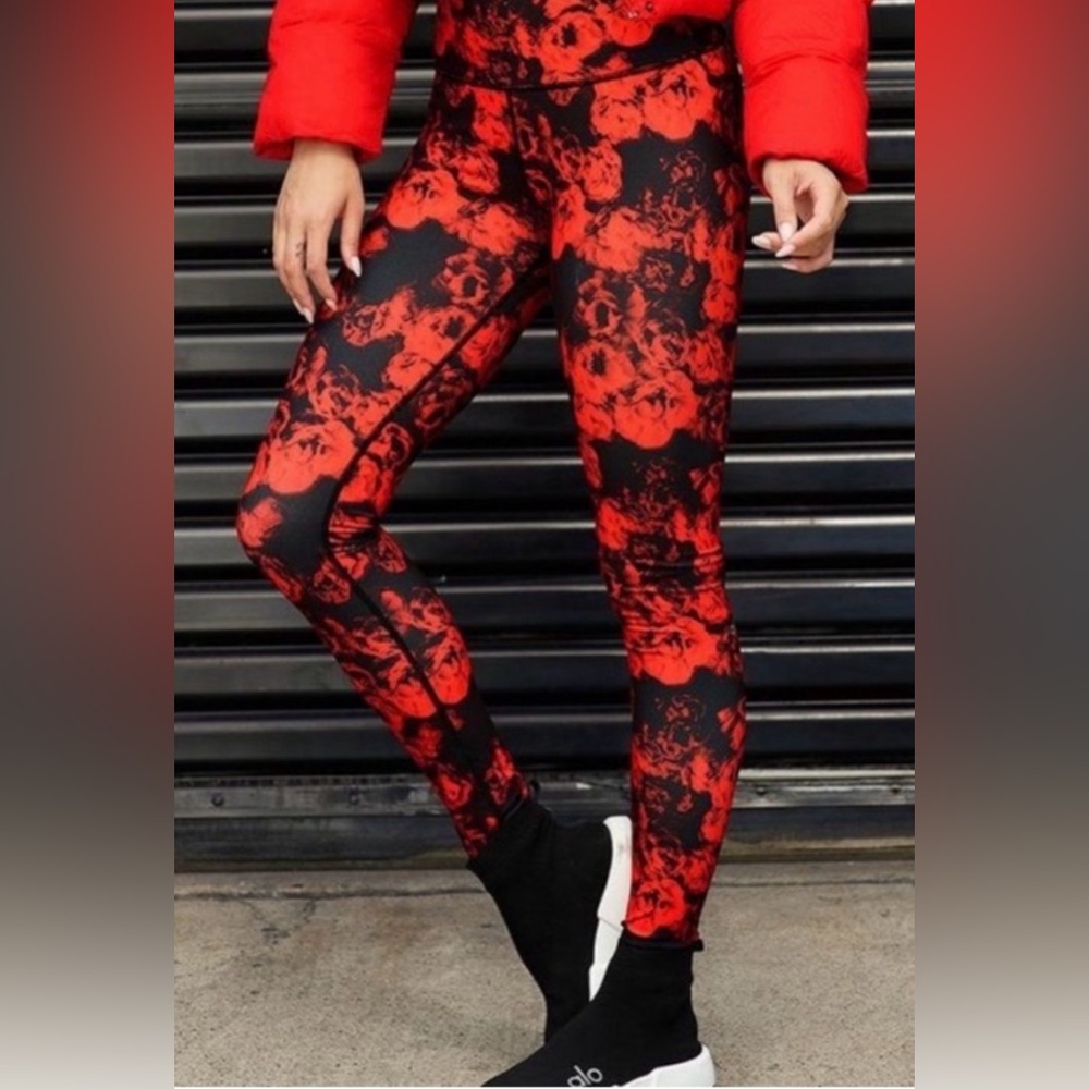 ALO Yoga Vapor Roses Red and Black Floral Leggings size Small